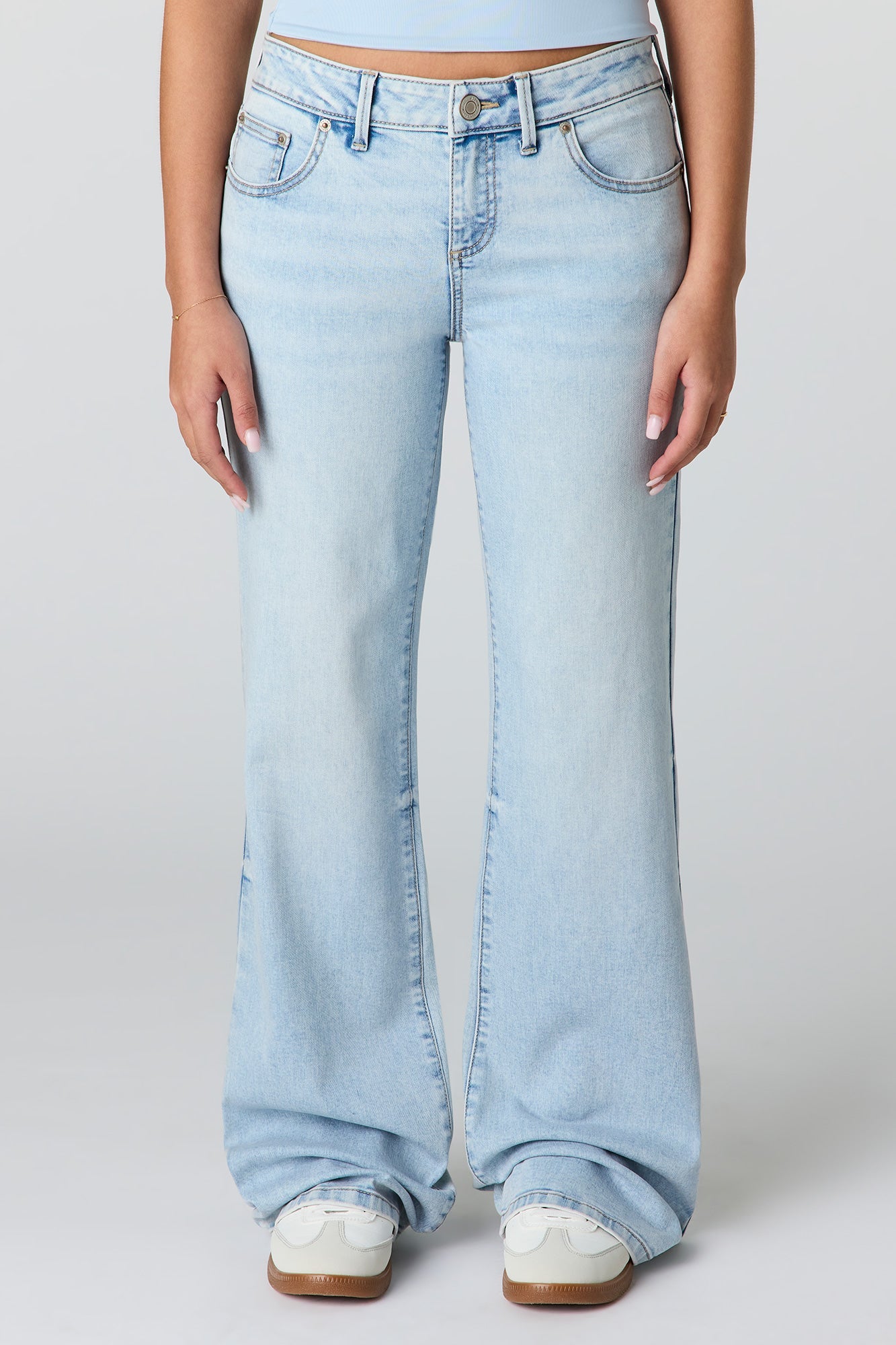 Stretch Low Rise Relaxed Flare Light Jean