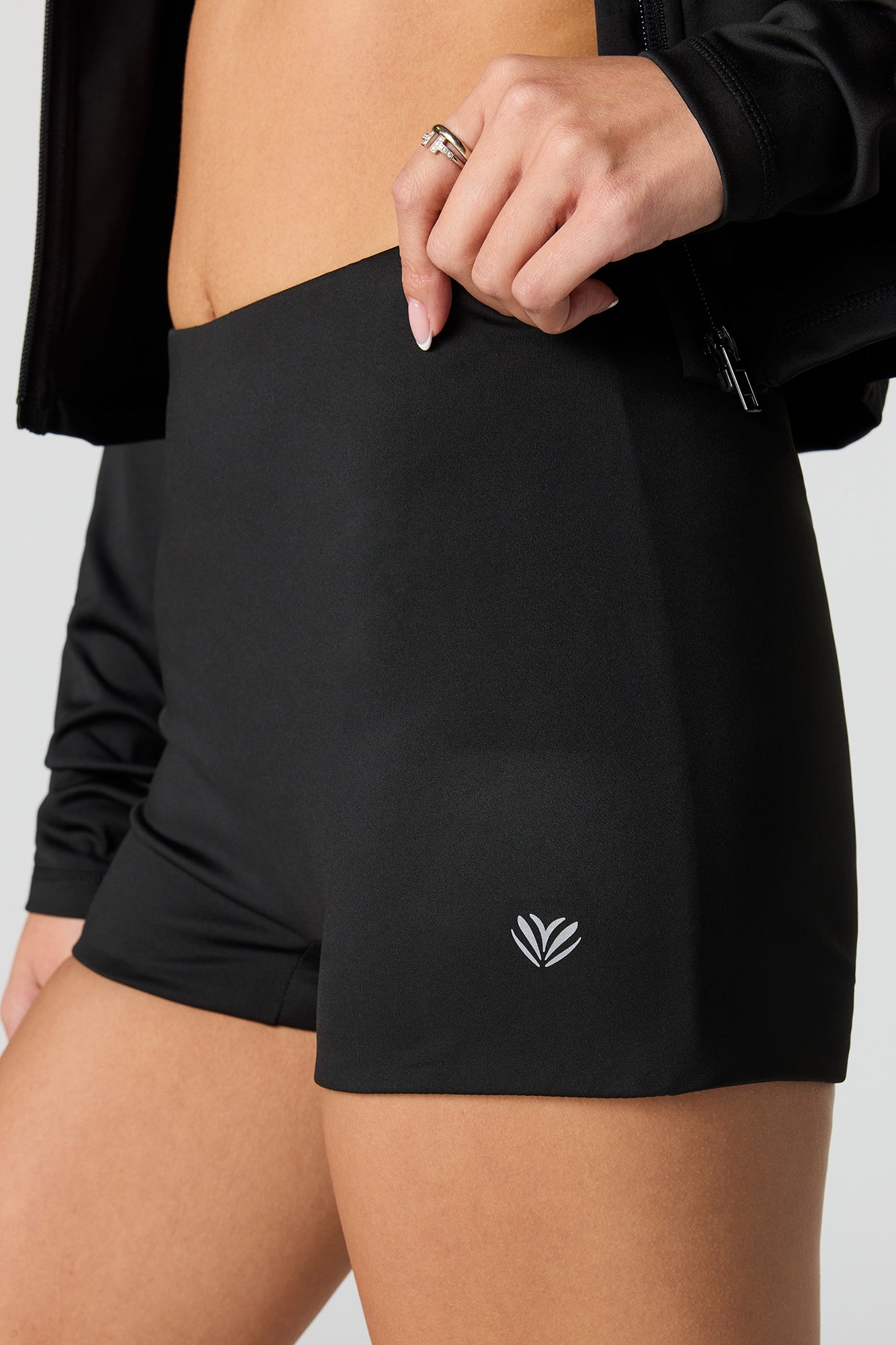 Active Double Layer Short